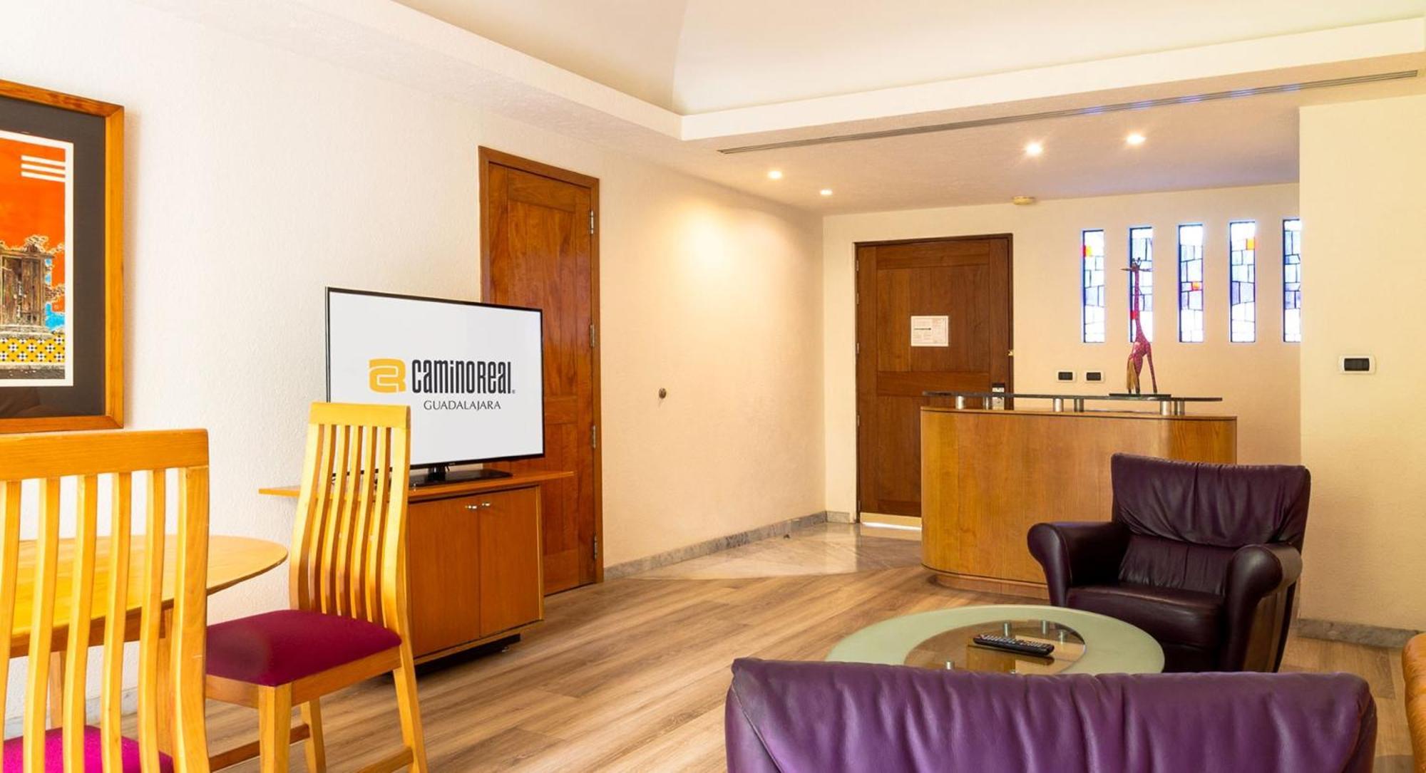 Hotel Camino Real Guadalajara Zapopan Exterior foto A living room at Cinnamon Lakeside