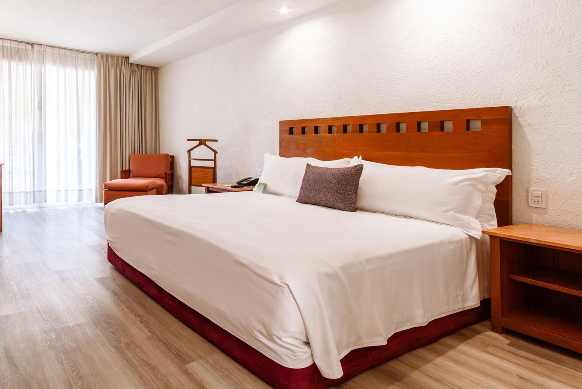 Hotel Camino Real Guadalajara Zapopan Exterior foto A bedroom at the hotel