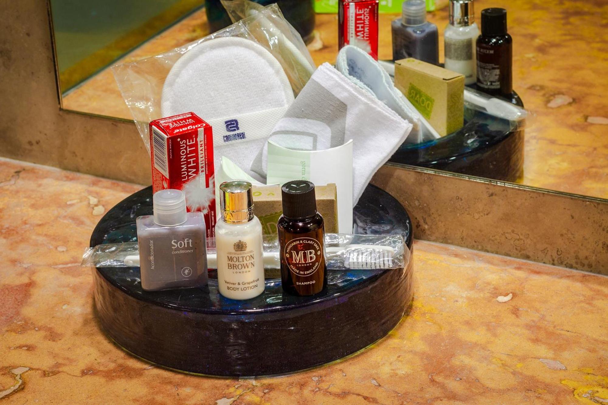 Hotel Camino Real Guadalajara Zapopan Exterior foto A selection of toiletries