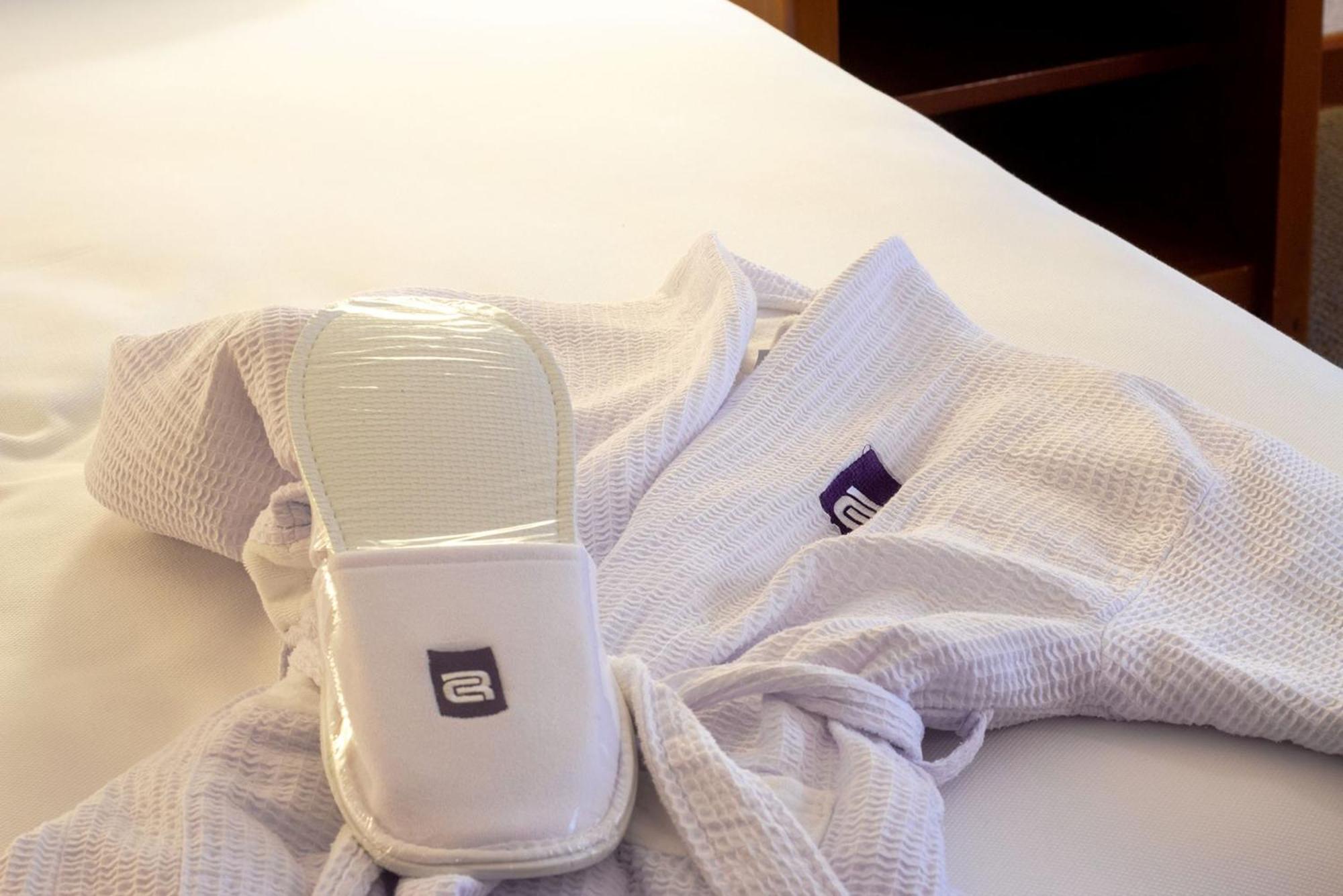 Hotel Camino Real Guadalajara Zapopan Exterior foto A hotel guest room with a robe and slippers